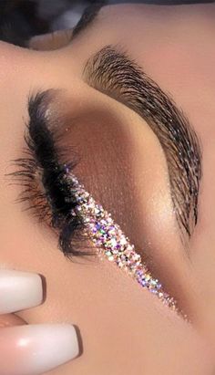 Eyeshadow Glitter Looks, Birthday Eyeshadow Looks, Makeup Looks With Glitter, Makeup Ideas With Glitter, Glitter Eye Makeup Looks, Birthday Eyeshadow, Eyeshadow With Glitter, Pretty Eyeshadow Looks, Glitter Makeup Ideas