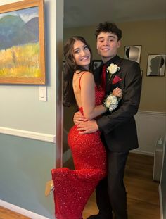 Burgundy Prom Couple Outfit, Maroon Prom Dress Couple, Red Prom Dress Pictures, Couple Homecoming Outfits, Red Prom Outfits For Couples, Red Prom Dress With Date, Burgundy Prom Couple, Prom Relationship, Prom Pic Ideas For Couples