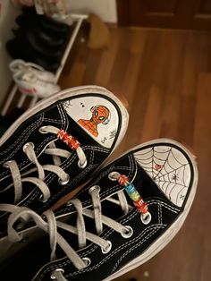 Best Mens Shoes Casual Sneakers Street Style Spider Man Converse, Best Mens Shoes, Drawing On Shoes, Converse Drawing, Doodle Shoes, Best Sandals For Men, Mens Shoes Casual, Converse Design, Spiderman Spiderman