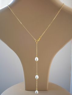 Dainty Ivory Cream or White Teardrop Pearl backdrop necklace. Matching earrings: https://www.etsy.com/uk/listing/1327437178 and bracelet https://www.etsy.com/uk/listing/1397802908 Handmade to order using 9 & 12mm quality glass teardrop pearls on fine silver, gold or rose gold plated cable chain. Please let me know which pearl and chain colour you would like in the personalisation section. The necklace and backdrop will be made to your chosen lengths, please see the guide in the photo gallery. Pr Women Bride, Backdrops Necklace, Pearl Drop Necklace, Organza Gift Bags, Wedding Jewellery Necklace, Drop Necklace, Bridal Necklace, Delicate Necklace, Brides And Bridesmaids