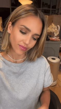 Jessica Alba Hair Short, Jessica Alba Bob, Expensive Blonde, Medium Length Haircut Men, Brunette Bob Haircut, Balayage Hair Bob, Brown Bob Hair, Jessica Alba Hair, Blonde Balayage Bob