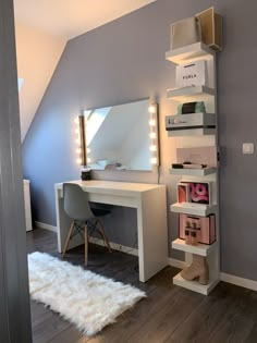 mirroir - LETTAN - 29€
coiffeuse - MALM - 149€ 
étagère - LACK - 49,99€
led - MUSIK - 25€ ( a l’unité, les ampoules ne sont pas fournies ) Room Inspiration White Bedroom, Ikea Room Inspiration, White Room Aesthetic, Ikea Room Ideas, Zimmer Design, Aesthetic Vanity, Ikea Room, Zimmer Diy