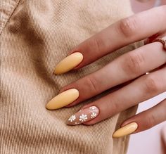 Yellow Nails With Flower Design, Unghie Sfumate, Subtle Nails, Simple Gel Nails, Purple Nail, Work Nails, Spring Nail Art, Neutral Nails, Spring Nail