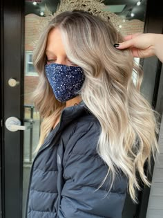 Brown With Light Blonde Balayage, Blonde Hair Fall Color Ideas, Blonde With Some Brown, Mousey Blonde Hair Balayage, Spring Blonde Hair Highlights, Blind Balayage Hair, Trendy Blonde Hair 2023, Natural Roots Blonde Hair Balayage, Fall Blonde Balayage Dark Roots