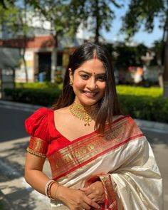 Bengali Blouse Designs Latest, Kanjivaram Sarees Blouses Design Back, Red Blouse Combination Saree, Durga Pujo Look, Kanjivaram Blouse Designs, Bengali Blouse Designs, Bengali Bride Traditional Look, Kanjivaram Saree Blouse Design, Bengali Bride Makeup