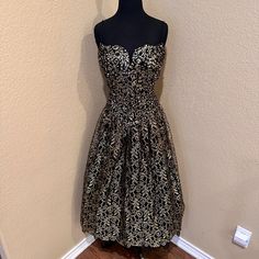 80s Vtg Vintage Gunne Sax By Jessica Mcclintock Gunne Sax Black & Gold Prom Formal Cocktail Dress Brand: Jessica Mcclintock Gunne Sax Condition: Guc Size: Size: 11/12 *See Measurements Below* Labeled Size 11/12 But Fits Like An 8/10. Please See Measurements. Measurements: Flat Lay, In Inches, Approx Bust: 17.5" Waist: 16" Length: 49" Gold Lace Overlay On The Princess, Tulle Skirt. Skirt Is A Mid Shin Length Sweetheart Neckline With Two Thin Straps Full Tulle Lined & Zips In Back Rayon / Acetate Smoke And Pet Free Home Quick Shipping Bundle And Save On Shipping Gold Prom, Formal Cocktail Dress, Jessica Mcclintock, Prom Formal, Gunne Sax, Skirt Skirt, Gold Lace, The Princess, Lace Overlay