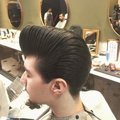 Patrick Marinho (@ppatrickmarinho) • Instagram-Fotos und -Videos Images Of Hairstyle, Pompadour Fade, Modern Pompadour, Hair Trends 2015, Hairstyle Men, Mens Hairstyles Medium, Male Hair, Wavy Hair Men, Rockabilly Hair