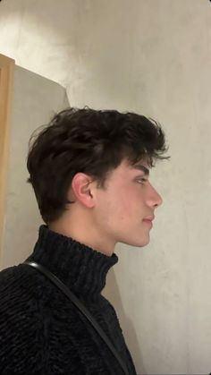 Boyfriend Haircut Guys, Short Men's Haircut, Chico Haircuts, Short Hairstyles For Men With Round Faces, Thick Haircut Men, Haircuts For Guys With Round Faces, Academia Hairstyle Men, Short Hair For Round Face Men, Haircuts Masculine