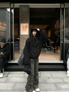 Grunge Sporty Outfits, Black Korean Outfit, Winter Outfits Y2k, Acubi Club, Chinese Douyin, Korean Fashion Grunge, Y2k Acubi, Simple Streetwear, Acubi Fashion