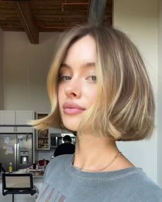 Level 8 Cool Blonde, Short Hair Light Brown Balayage, Brown Blonde Bob, Partial Highlights Short Hair, Jawline Bob, Bob Haircut Hailey Bieber, Estee Lalonde Hair, Blonde Bob Dark Eyebrows, Light Brown Hair Bob