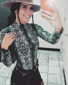 Mel 🌞 on Instagram: “Snakeskin 🐍” Pbr Outfits, 21st Outfits, Style Icons Women, Country Bar, Rodeo Style, Western Glam, Nfr Fashion, Hipster Women, Western Fits