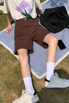 brown denim bermuda shorts, high waisted shorts, aesthetic shorts, brown shorts outfits ideas Brown Linen Shorts Outfit, 2023 Aesthetic Outfits, Shorts Outfits Ideas, Brown Shorts Outfit, Orders Aesthetic, Linen Shorts Outfit, Outfits Aesthetic Spring, E Girl Clothes, Shorts Aesthetic