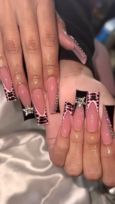 Medium Nail Designs Pink, Cute 18th Birthday Nails, 21 Bday Nails Ideas, Fall Sets Nails Square, Pink Gold And Black Nails, Nail Piercing Acrylic, Nails With No Charms, Brown And Pink Nails Acrylic, Money Set Nails