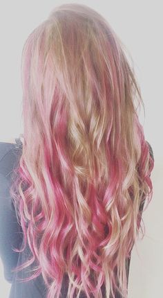 Pink baliage peekaboos Blonde With Hot Pink, Merliah Summers Hair, Pick A Boo Hair, Blonde Pink Highlights, Hair Colour Inspo, Hair Stripping