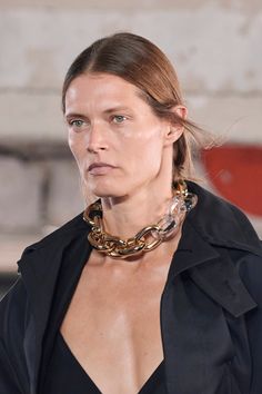 Sacai Spring 2024 Ready-to-Wear Fashion Show | Vogue Malgosia Bela, My Style Bags, Interview Style, Raffia Bag, Runway Trends, Ancient Greek Sandals, Beach Wear Dresses, Mood Board Fashion, Greek Sandals