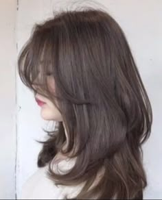 Brown layered hair with curtain bangs Haircut Selfie, Photo Hijab, Layered Haircuts For Medium Hair, Medium Layered Hair, Cute Hairstyle, Bangs With Medium Hair, Shot Hair Styles, Hijab Girl