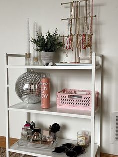 Shelves Aesthetic Bedroom, Organisation Ideas Bedroom, Aesthetic Shelves, Minimalist Bedroom Ideas, College Apartment Organization, Dekorasi Kamar Tidur, Room Redesign, Girly Room