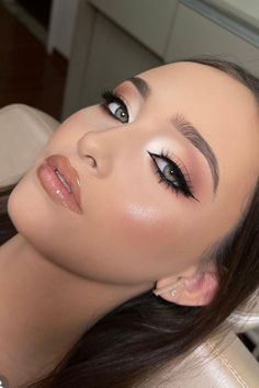 Makeup Expiration, Makeup Studio Decor, Eye Makeup Images, Prom Eye Makeup, Graduation Makeup, Smink Inspiration, Prom Ideas, Fancy Makeup