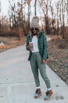 A Comfy Cozy Look | women's joggers | winter coat | cold weather style Cute Hiking Outfits, Winter Mode Outfits, Hiking Outfit Spring, Comfy Outfits Winter, Hiking Outfits, Comfy Winter, Winter Outfits Cold, Outfits To Wear