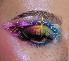 Crazy Eye Colors, Graphic Eyeshadow Makeup, Cool Make Up, Graphic Eyeliner Ideas Colorful, Planet Eye Makeup, Trippy Eyeshadow Looks, Purple Graphic Eye Makeup, Makeup Drawing