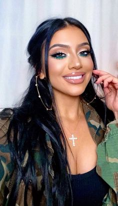 Simple But Bold Makeup, Country Music Concert Makeup, Karol G Concert Makeup Ideas, Vegas Makeup Ideas, Black Hair Makeup Looks, Superbowl Makeup, Night Out Makeup Looks, Club Makeup Looks, Hot Makeup Looks