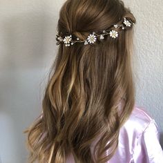 Flower Crown Hairstyle Braids, Daisy Hair Wedding, Flower Hairstyles Aesthetic, Daisy Hair Accessories, Daisy Hairstyle, Daisy Flower Costume, Easy Flower Girl Hairstyles, Flower Crown Aesthetic, Paint Ideas 2023