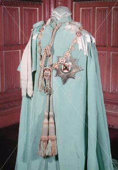 Coronation Robes, Vintage Jewlery, Female Character Concept, Royal Outfits, Japanese Street Fashion, Gameday Outfit, The Order, Character Outfits