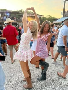 sunset- sunrise- beach- summer- seimming- dancing- friends- biking- ocean- beach Dollywood Outfits Summer, Lumineers Outfit Ideas, High Water Festival Outfit, Mid Size Concert Outfit Summer, Country Fair Outfits Summer, Cowgirl Friends Aesthetic, Country Concert Pictures With Friends, Country Consert Outfits, Country Concert Outfit Morgan Wallen