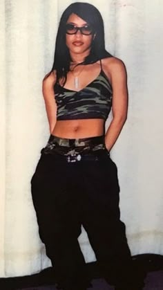 2000s Fashion Aaliyah, Rihanna 90s Outfit, 2000s Fashion Outfits Aaliyah, 2000s Aaliyah Fashion, Aaliyah Iconic Outfits, Aaliyah Outfits Ideas, Oversized 2000s Fashion, Aaliyah 2000s Fashion, Aaliyah Baggy Clothes