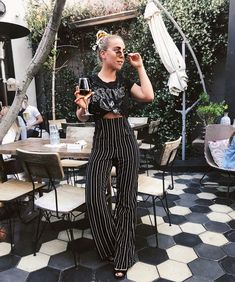 What To Wear In Los Angeles, Band Tee Outfits, High Waisted Pants Outfit, Capsule Wardrobe Essentials, Nyc Street Style, Look Rock, Pastel Outfit, Spring Capsule, Manhattan Nyc