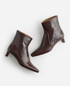 The Dimes Kitten-Heel Boot | Madewell Capsule Wardrobe French Style, Capsule Wardrobe Jewelry, Black Pants Outfit, Classy Yet Trendy, Kitten Heel Boots, Fashion Moodboard, Multiple Outfits, Dark Wash Bootcut Jeans, Leopard Flats