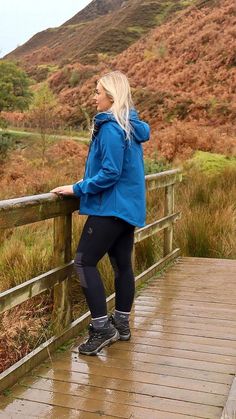 Discover the best women hiking outfit summer need for comfort and style on the trails. Get top tips on gear, breathable fabrics, and chic accessories! Womens Hiking Outfits Summer, Outfit Trekking, Stylish Hiking Outfit, Hiking Outfits Summer, Trail Outfits, Women Hiking Outfit, Outdoorsy Outfits, Walking Outfit