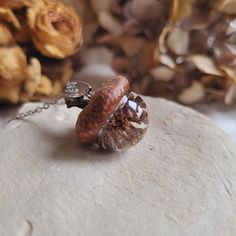 ⭐NEW SHOP on www.cleophearesinea.com ⭐ (New Products and all available creations are there) 🌸𝐃𝐄𝐒𝐂𝐑𝐈𝐏𝐓𝐈𝐎𝐍🌸 Add a natural touch to your style with this beautiful oak acorn pendant, entirely handmade. This unique piece of jewelry combines a real cup, recovered from the forest, with a transparent resin pendant, in which is delicately included a mini Pine Cone, harvested then dried by me. 🍁PRODUCT FEATURES:🍁 * Materials: Transparent resin * Flowers and plants: Mini Pine Cone (Alder fru Pine Cone Necklace, Oak Acorn, Mini Pine Cones, Pinecone Necklace, Natural Necklace, Acorn Pendant, Autumn Jewelry, Transparent Resin, Nature Necklace