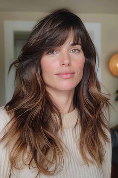 Get inspired by 22 gorgeous side bangs ideas. Click to see and save this pin for your next haircut! 80s Fringe Hair, Fall Hair With Bangs, Side Part Bangs Long Hair, Bottle Neck Bangs Hair, Thick Side Bangs, Side Part Bangs, Bangs Ideas, Bangs Hairstyles