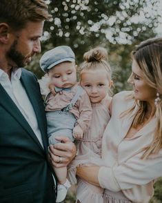 Becky Hillyard, Cute Family Pictures, Cute Family Photos, Family Photoshoot Poses, Feeling Blessed, Cella Jane, Family Portrait Poses, Outdoor Family Photos, Family Picture Poses