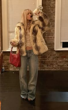 Faux fur | fur coat | cream fur coat | wine bottle | aesthetic | jeans | baggy jeans | blue jeans | ballet flats | blonde hair | indie sleeze | cow print | date night | evening outfit | party outfit | ootd Vetements Shoes, Fur Coat Outfit, Cooler Style, Autumn Fits, Neue Outfits, Winter 23, Winter Trends