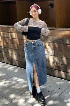 Jean Skirt Outfits Long, Jean Maxi Skirt Outfit, Long Denim Skirt Outfit Street Styles, Denim Long Skirt Outfit, Jeans Maxi Skirt, Long Denim Skirt Outfits, Long Jean Skirt Outfits, Denim Maxi Skirt Outfit, Maxi Denim Skirts