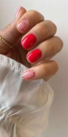 21 Short Christmas Nail Ideas - Lauren Erro Art Noel, Candy Cane Nails, Christmas Gel, Short Gel Nails, Christmas Nails Easy, Cute Christmas Nails, Christmas Gel Nails, Simple Gel Nails, Christmas Nails Acrylic