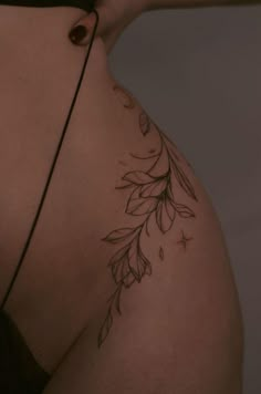 the back of a woman's breast with leaves on it