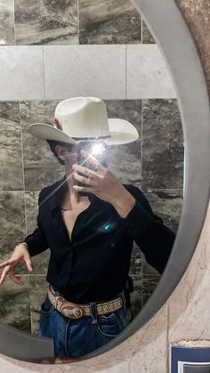 #vaquero #sombrero #outfits #hombre Vaquero Outfit Men, Vaquero Outfit, Outfit Vaquero, Mexico Pictures, Mexican Boys, Men's Robes, Outfits Hombre