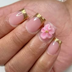 Pink And Gold Short Acrylic Nails, Gold Nails Flowers, Gold Nails With Flowers, Flower Nail Designs Short Nails, Short Baddie Nail Ideas, Short Maximalist Nails, Short Floral Nails, Gold And Pink Nails, Rococo Nails