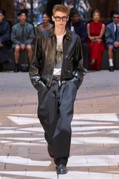 Sacai Spring 2025 Menswear Fashion Show | Vogue Grandpa Fashion, Runway Men, Streetwear Ideas, Grandpa Style, Menswear Runway, Spring 2025, Men's Outfits, Leather Jacket Outfits, Mens Fashion Streetwear