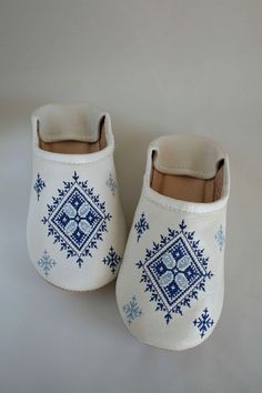 Moroccan Shoes, Babouche Slippers, Shoes Design, Leather Diy, Sugar Bowl Set, Designer Shoes, Sewing Projects, Baby Shoes, Slippers