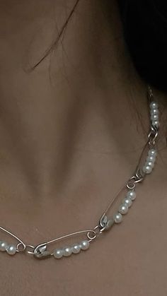 How To Make Safety Pin Bracelets, Diy Safety Pin Earrings, Diy Chain Necklace Ideas, Safety Pin Fashion Diy, Safety Pin Chain, Safety Pin Shirt Ideas, Safety Pins Necklace, Things To Make With Safety Pins, Safety Pin Accessories