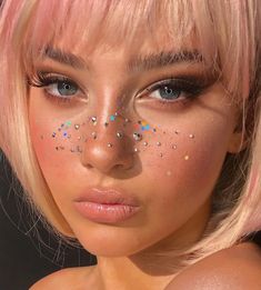 Music Festival Glitter Makeup, Coachella Makeup Glitter, Rave Makeup Ideas, Faux Freckles Makeup, Rave Face Glitter Ideas, Festival Makeup Looks, Pink Glitter Rave Makeup, Coachella Face Glitter, Music Festival Makeup