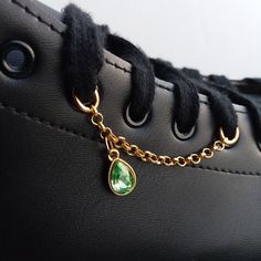 Listing Is For One Shoelace Swag Shoe Chain With Closed Back Green Rhinestone Tear Drop Charm . Handmade With New Materials Mixed Metal Hardware In Gold Tones . Run Your Shoelace Through The Oval Eyelet In A Desired Location On The Shoe. Do A Few Laces Crosses And Run The Lace Through The Second Eyelet To Secure To The Side Of The Boot Or Shoe. . Approx 3" Long. Measurements In Phots. . Not Just For Roller Skates! . This Swag Chain Looks Fantastic On Dr. Martens, Vans And Other Footwear With Lac Nike Shoe Chain, Sneaker Charms Aesthetic, Shoe Lace Charms Diy, Diy Shoe Laces Ideas, Shoe Lace Charms, Sneaker Charms, Mixed Metal Hardware, Shoe Chains, Shoelace Belt