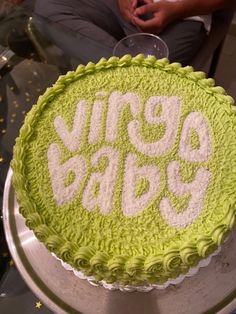 a green cake with white frosting that reads vive greee