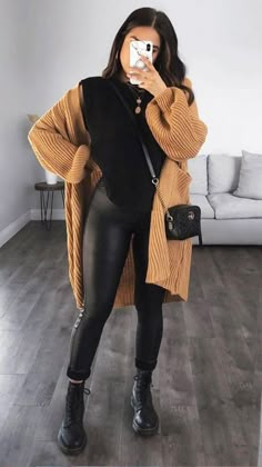 Drinks Date Outfit, Chic Teacher Outfits, Knitted Cardigan Outfit, Brown Bodysuit Outfit, Everyday Winter Outfits, Houseparty Outfits, Knit Cardigan Outfit, Rebellious Fashion, Look Legging