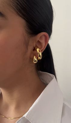 Material: Chapa de oro 18 kilates Recomendaciones: Evitar contacto con agua y otros productos químicos como perfumes y cremas. 2nd Ear Piercing, Bandana Hairstyles, Jewelry Business, Dainty Jewelry, Ear Jewelry, Piercing Jewelry, Modern Jewelry, Body Jewelry