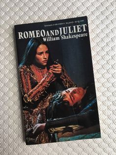 the cover of shakespeare's rombo and juliaet by william shakespeare is shown